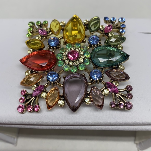 Jewelry - Pretty, colorful vintage pin/pendant